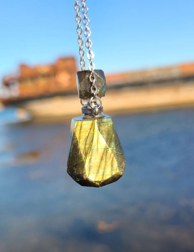 Flashy Labradorite Bottle neckalace with a Silver chain that opens for essential oils to go inside🔮✨