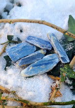Load image into Gallery viewer, Powerful pieces of Blue Kyanite to restore balance and harmony💙⚡️ small 10 Grams
