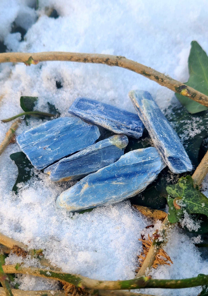 Powerful pieces of Blue Kyanite to restore balance and harmony💙⚡️ small 10 Grams