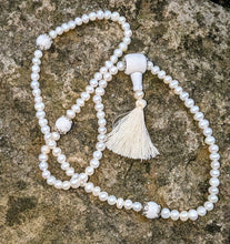 Load image into Gallery viewer, Howlite and Pearl Mala 108 Beads
